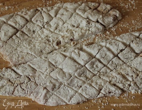 Обвалять в  крахмале с двух сторон. Обжарить в раскаленном растительном масле до образования хрустящей корочки.