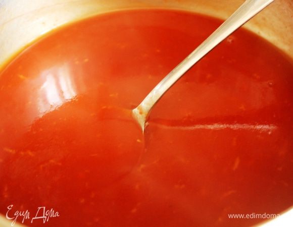 Для кисло-сладкого соуса смешать воду, соевый соус, вино, лимонный сок и натертый на мелкой терке имбирь. Довести до кипения, ввести томат-пасту и сахар и варить 7-10 минут. 1 ст.л. крахмала развести в 3 ст.л. воды и добавить к соусу.  Варить  еще две минуты, пока соус не загустеет.