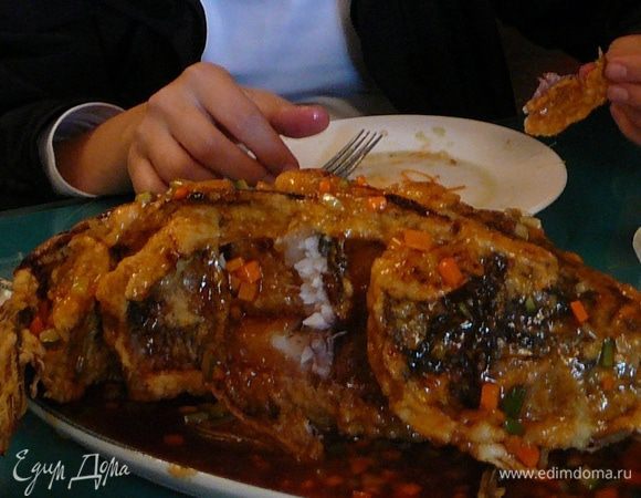 А так подают карпа в кисло-сладком соусе в г.Сунь-Фунь-Хэ)))))))))))))))))))