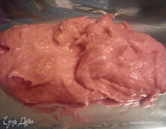Можно приготовить колбасу двумя способами. В первом варианте фарш выложить на фольгу