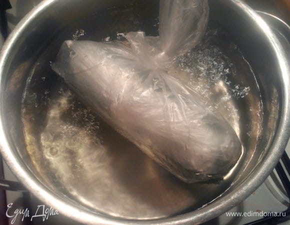 Варить на медленном огне 20-30 минут в зависимости от размера колбаски. Можно сделать одну большую или две маленьких. Остудить в фольге. 