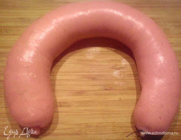 Второй вариант начинить кишки. Связать с обеих сторон ниткой. Сделать в колбасе несколько проколов тонкой иглой