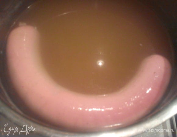 Воду довести до кипения и посолить. Варить колбасу при очень слабом кипении. Остудить