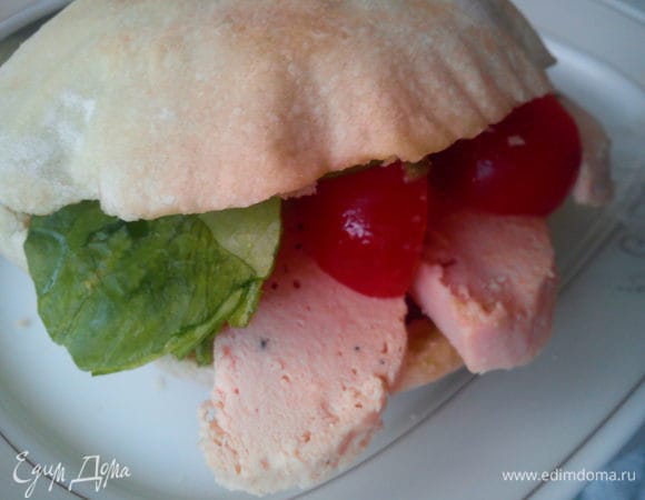 Выложить в теплую питу салат, добавить шпинат и колбаску. 