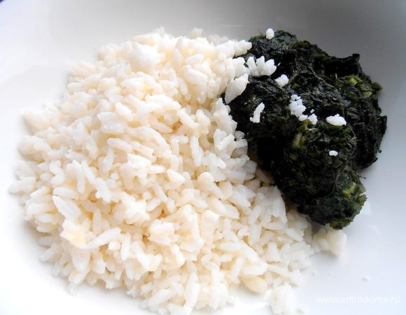 Крапиву на этот раз размораживаем (жидкость при разморозке я добавила в готовые щи!) или используем свежую...Рис у меня был отварен на гарнир раньше.