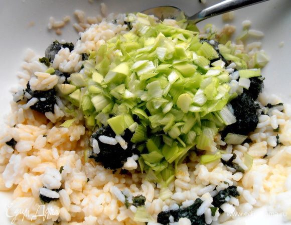 Добавляем лук к остальной массе.