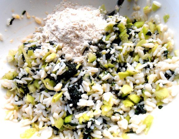 Соль,перец по вкусу! Дальше нужна для формирования биточков мука. Добавляем по ложке.