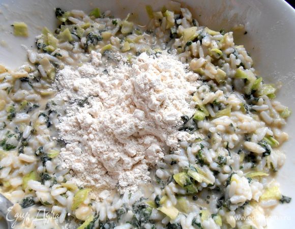 Перемешиваем и смотрим,нужна ли ещё мука...Должно получиться,как на котлеты.