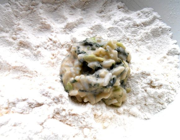 В миску насыпаем муку и кладём в неё столовую ложку массы.