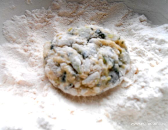 Обваливаем биточки в муке (можно в сухарях,вкуснее будет!) на манер котлеток.