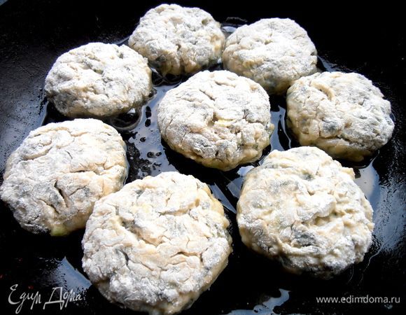 Выкладываем в разогретое масло (довольно много уйдёт масла!) и жарим на одной стороне до готовности.