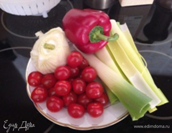 Овощи тщательно вымыть. Лук порей  - удалить зеленые листья; белую часть надрезать по  длине - промыть слой за слоем. Фенхель - срезать частично верхний слой (не полностью, только чтобы удалить грязь), промыть. Красный перец поставить в духовку на решетку запекаться (на 20-25 мин. при температуре 200 градусов, функция "Гриль"). Время от времени перец необходимо переворачивать, чтобы он подрумянился со всех сторон.