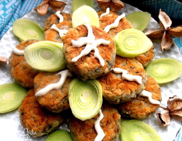 Украшаем любой зеленью (хорошо будут смотреться на листьях салата!) и подаём со сметаной или другим любимым соусом!