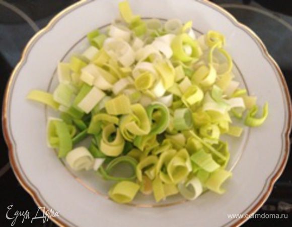 Лук порей нашинковать полукольцами шириной 5-7 мм.