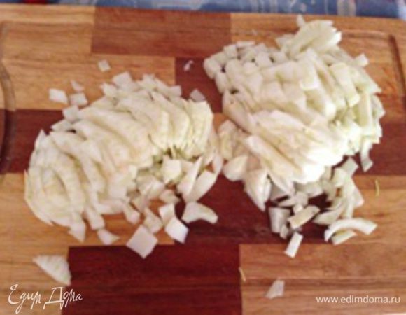 Фенхель разрезать вдоль на ломтики; нашинковать по размеру схожим с нашинкованным луком пореем. Нашинкованные лук и фенхель пассировать в сковороде на среднем огне около 7 минут с добавлением небольшого количества масла.. За2-3 минуты до готовности добавить мелко порубленый чеснок, соль, перец, майоран, смесь французских трав (майоран и французские травы доавляю по 1-2 чайной ложки). Перемешать. После приготовлдения слегка остудить.