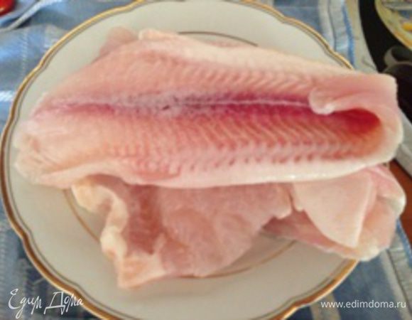 Подготовьте филе рыбы. Если используется замороженная рыба, то перед приготовлением ее необходимо полностью разморозить.