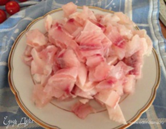 Филе рыбы нарежьте средними ломтиками.