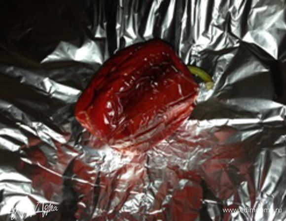 Запеченый перец выложить на фольгу; слегка завернуть в фольгу на 10 минут (чтобы легче можно было снять кожицу).
