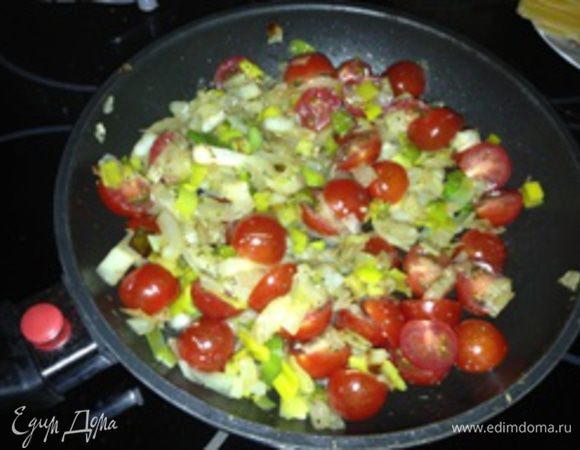Помидоры черри нарезать половинками или кружочками. Перец извлечь из фольги, снять кожицу, нарезать небольшими ломтиками. Нарезанные помидоры и перец добавить к остуженным овощам. По желанию, добавить 1 ст.л. майонеза, сметаны или био-йогурта (можно с добавлением небольшого количества укропа). Все аккуратно перемешать.