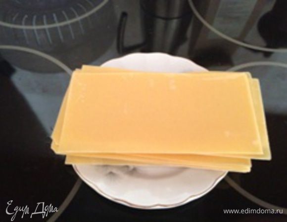 Сотейник или сковороду с высокими бортами (сотейник или сковорода удобнее) наполнить водой наполовину, довести до кипения, добавить 2-3 ст.л. растительного масла (можно использовать кастрюлю).  После закипания отварить листы для лазаньи до состояния полуготовности 5-6 минут (альденте). Листы для верхнего слоя лазаньи можно варить подольше, чтобы при запекании корочка не была излишне жесткой. Листы отваривать небольшими порциями по 5-6 листов во избежании их слипания. По готовности первой партии, выложить на дно формы для запекания (или в мультиварку). ВНИМАНИЕ: собирайте лазанью одновременно с отвариванием листов  - отваренные листы лучше сразу укладывать в форму для запекания во избежание их пересушивания и слипания.