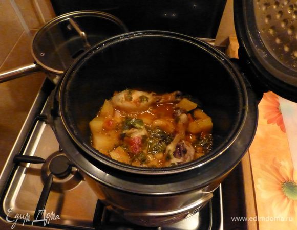 Обжарить в мультиварке лук и морковь,предварительно мелко нашинкованные,с добавлением томат-пасты.

По времени- около 7 мин. в режиме -Тушение. Затем в мультиварку уложить-картофель, куриные ножки, посыпать молотым перцем, добавить немного молодого чеснока и налить фильтрованной воды-примерно 150 гр. За 10 мин. до окончания приготовления, добавить пол-пучка петрушки и готовить в режиме - Тушение. Попробуйте-пальчики оближите. Причем, быстро, удобно, калорийно и полезно!