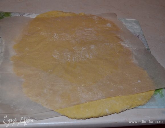 Раскачиваем тесто между двух листов пергаментной бумаги в слой толщиной 3-5 мм и отправляем в холодильник минимум на 1 час.