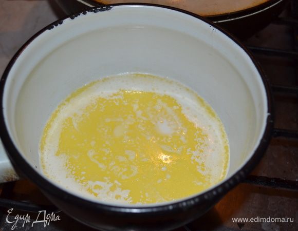 Тем временем готовим слой из черного шоколада. Сливки и сливочное масло доводим до кипения.