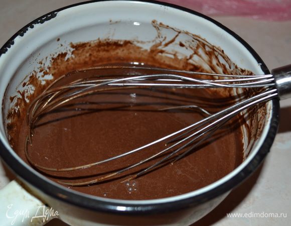 Заливаем горячими сливками  черный шоколад и интенсивно размешиваем до полного его растворения. Немного охлаждаем.