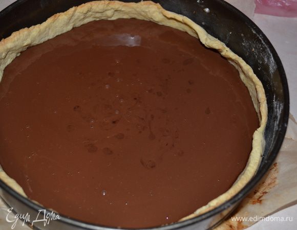 Добавляем яйца. перемешиваем. Вынимаем основу для тарта из духовки. освобождаем от груза и пергамента. Наливаем начинку из черного шоколада и выпекаем 10-15 минут при темп. 175-180 гр. Шоколадный слой должен только схватится!  Тарт полностью охлаждаем.