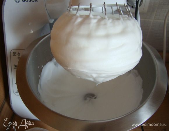 Разделяем яйца, белки взбиваем с соком в крепкую пену, добавляем сахар