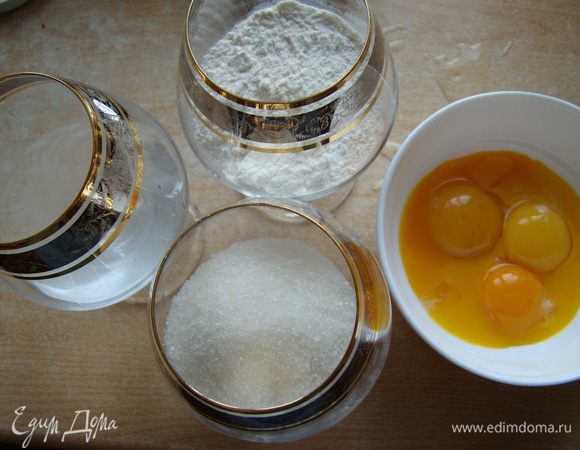 На средних оборотах миксера подливаем желтки, воду