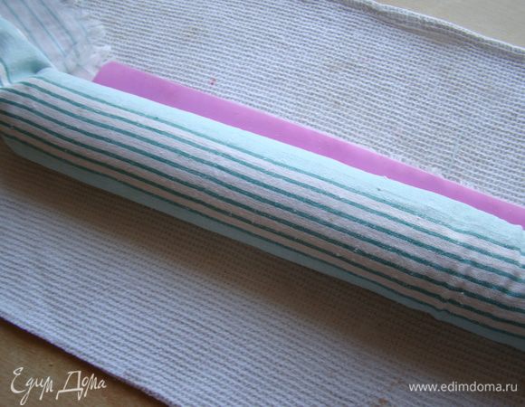 Выпекаем 15-20 минут, при 175"С. Вынимаем из духовки, накрываем полотенцем и с бумагой закручиваем в рулет