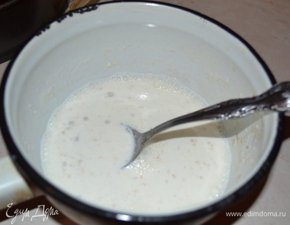 Готовим начинку из белого шоколада. Сливки доводим до кипения и добавляем быстрорастворимый желатин. Мешаем до полного растворения желатина. Смесь процеживаем.