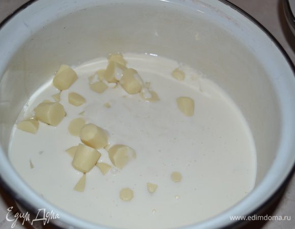 Заливаем белый шоколад сливками и мешаем до полного растопления шоколада (если шоколад будет плохо плавиться, то нагрейте смесь немного на водяной бане). 