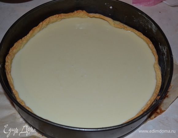 Заливаем смесь из белого шоколада на слой черного шоколада и ставим тарт в холодильник на несколько часов. По желию украшаем (я узорами из белого шоколада).