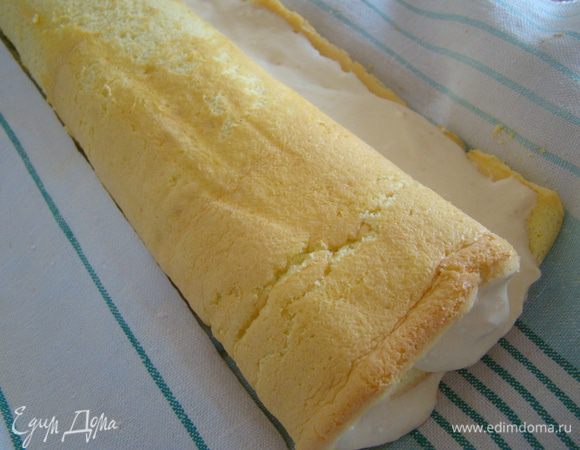 Разворачиваем рулет, снимаем бумагу, наносим крем и заворачиваем рулет снова