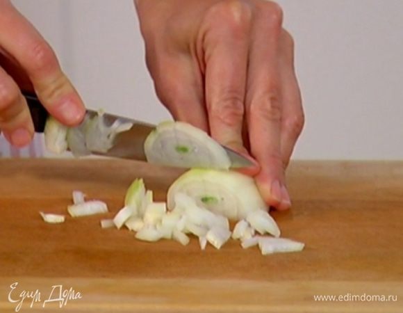 Лук почистить и мелко порубить.