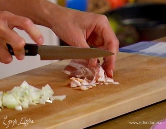 Бекон нарезать небольшими полосками.
