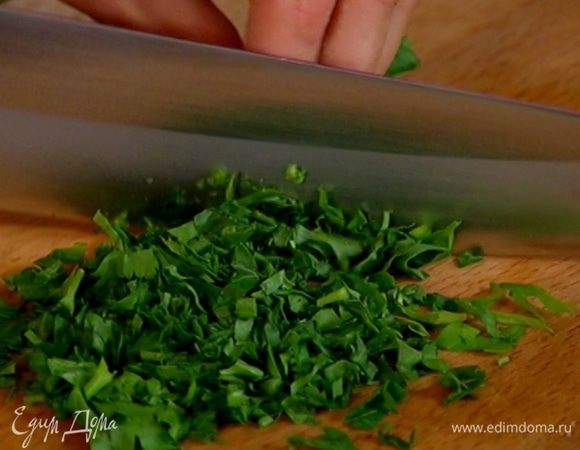 Петрушку мелко порубить.