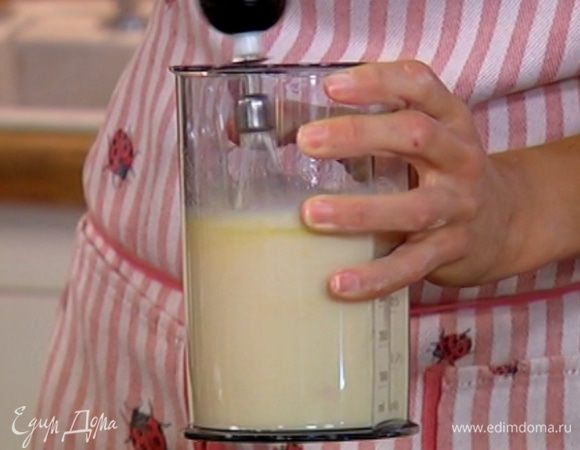 Молоко, яйца и оставшееся оливковое масло взбить миксером.