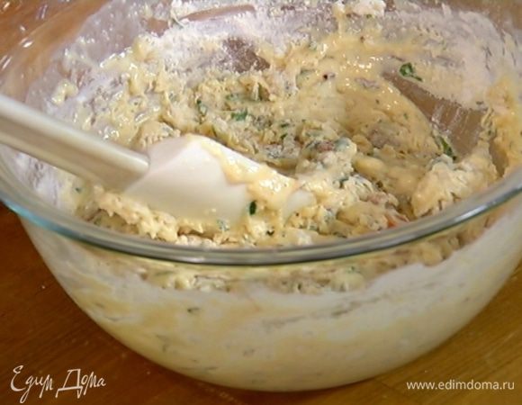 К муке с разрыхлителем добавить молочно-яичную массу и бекон с луком и вымешать тесто.