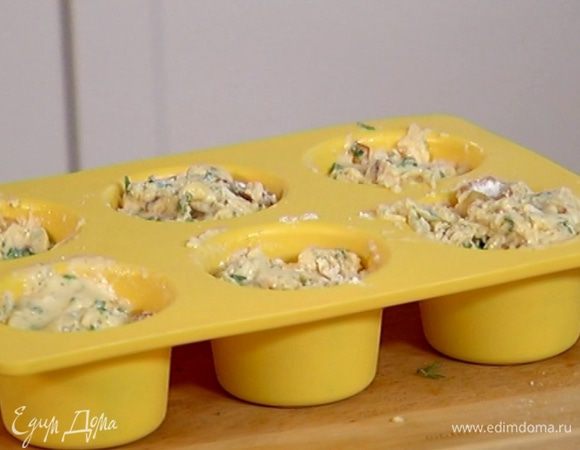 Разложить тесто в силиконовые формочки для кексов, заполняя их на 2/3 объема, и выпекать в разогретой духовке 20–25 минут.