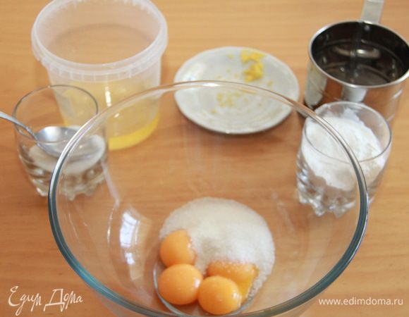 Готовим бисквит. Желтки растираем с сахаром. 