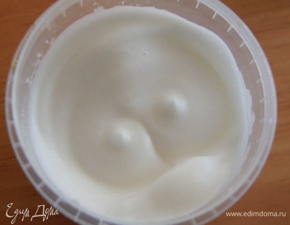 Взбиваем белки до стойкой пены.