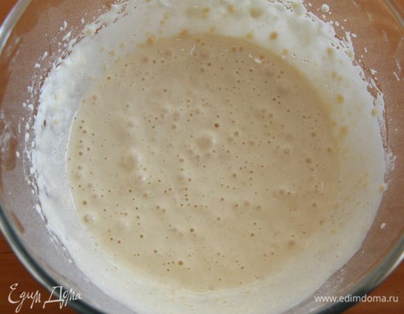 Соединяем обе массы, замешиваем тесто.