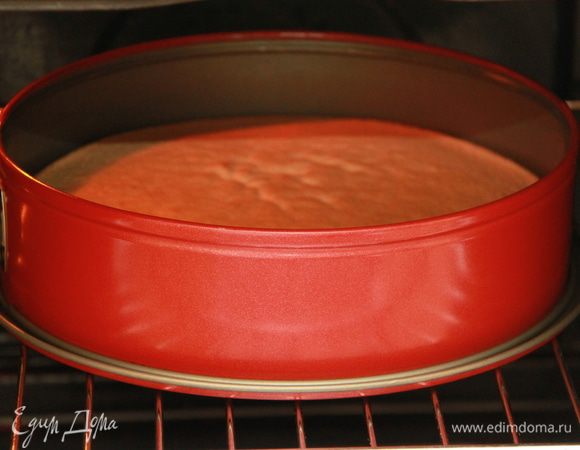 Выкладываем тесто в форму и выпекаем полчаса в духовке при 170 градусах. Готовый бисквит должен полностью остыть.