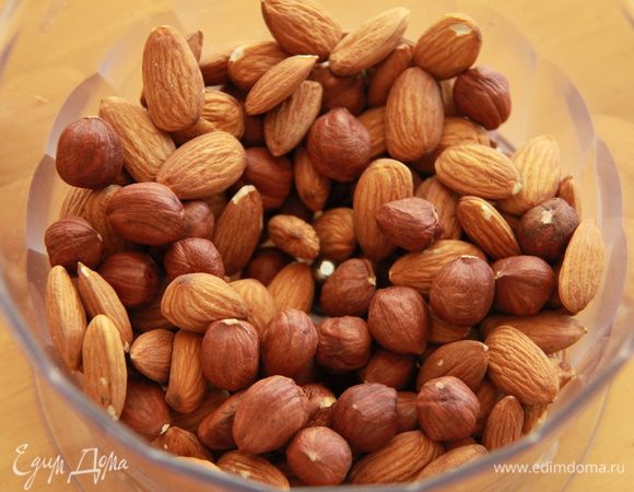 Готовим «японское безе». Орехи размалываем в блендере.