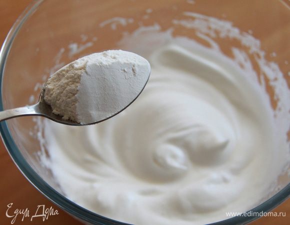 Взбиваем с сахаром яичные белки до состояния стойких пиков. Добавляем ложку муки.