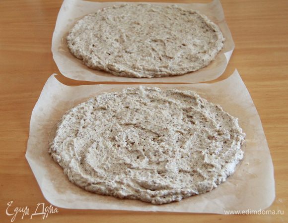 Делим полученную массу на 2 части и выкладываем на пекарскую бумагу, нарисовав на ней два круга. 