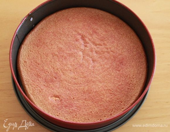 Остывший бисквит пропитываем вишнёвым алкоголем.